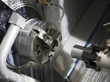 Otomotiv bölümü işleme operatörü