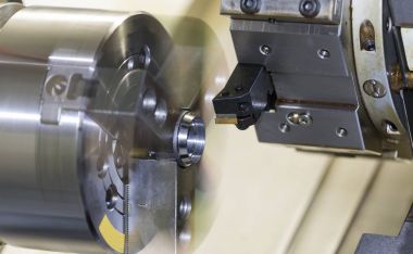 Otomotiv bölümü işleme operatörü