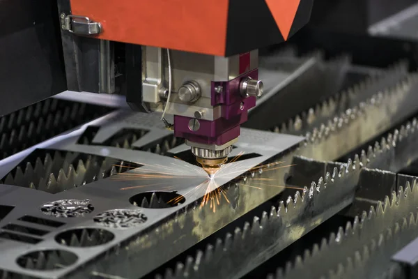 Folha de metal de soldagem a laser CNC de alta precisão — Fotografia de Stock