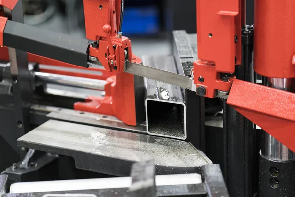 Otomatik şerit testere kesici alet otomatik besleme tarafından çelik bar — Stok fotoğraf