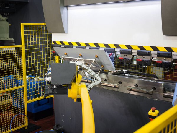 оператор гибки листа по станку гибки листа
