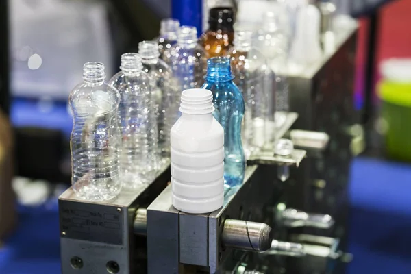 Fabricación de vasos de plástico de alta tecnología industrial — Foto de Stock