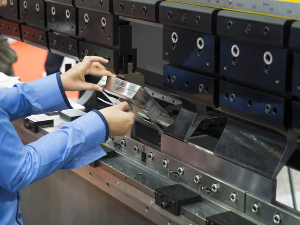 Operador doblando la hoja de metal por la máquina dobladora de hoja — Foto de Stock