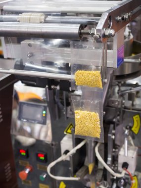 Otomatik paketleme makinası ile plastik ve kağıt kutusu