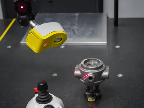 Inspeção de qualidade de peças automotivas por varredura a laser 3D com automat — Fotografia de Stock