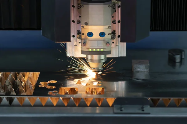 Hochpräzises CNC-Laserschweißen von Blechen Stockfoto