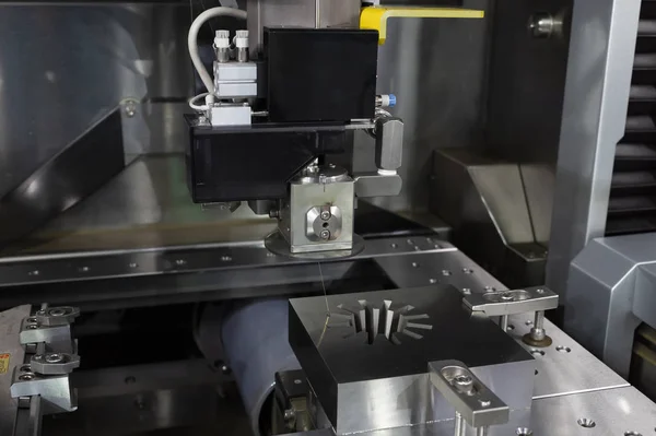 CNC-Drahtschneidemaschine zum Schneiden von Formteilen — Stockfoto