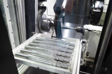 Operatör otomotiv kısmı cnc döndürme makinesi, çoklu eksenli yüksek hassasiyet, çok dökülen cnc dönüm ve değirmen makinesi