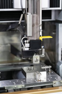 CNC tel kesme makinesi yüksek hassasiyetli küf parçaları kesiyor