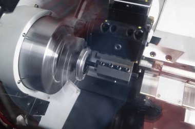 Operatör otomotiv kısmı cnc döndürme makinesi, çoklu eksenli yüksek hassasiyet, çok dökülen cnc dönüm ve değirmen makinesi