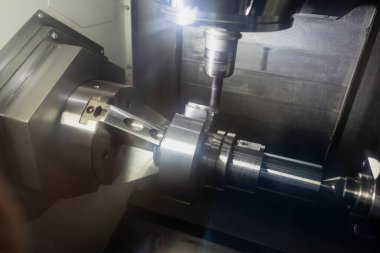 Operatör otomotiv kısmı cnc döndürme makinesi, çoklu eksenli yüksek hassasiyet, çok dökülen cnc dönüm ve değirmen makinesi