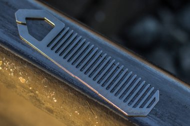 Sakal için el yapımı metal tarak.