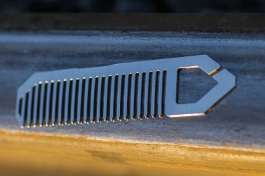 Sakal için el yapımı metal tarak.