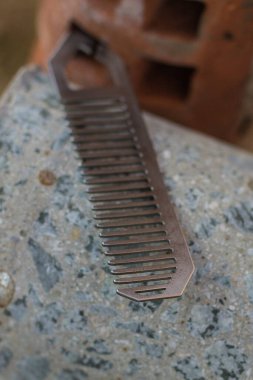 Sakal için el yapımı metal tarak.