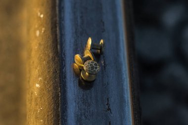 Demiryolunda el yapımı metal perçinler var..