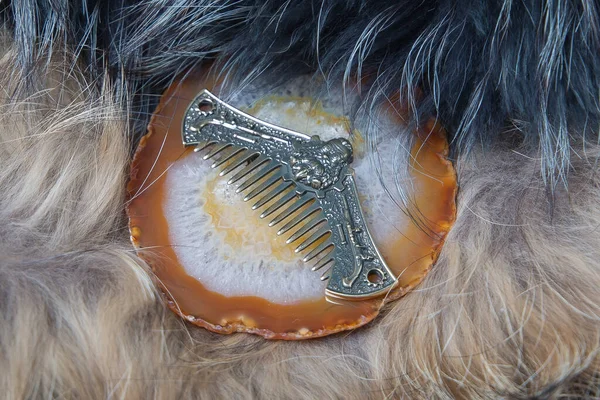 Sakal için el yapımı pirinç tarak.