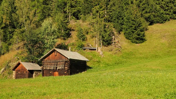 Hagyományos Faházak Tiroli Alpokban — Stock Fotó