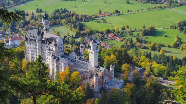 Sonbaharda Neuschwanstein Şatosu manzarası.