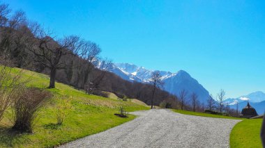 Uzakta karlı dağlık tepeler.