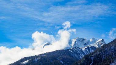 Alp zirveleri bulutlarda.