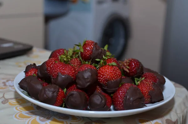 Erdbeeren mit Schokolade überzogen, gute und schmackhafte Leckereien für jeden Anlass. — Stockfoto