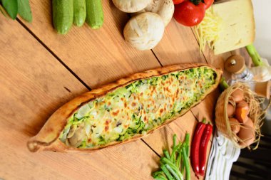 Geleneksel Türk ıspanaklı pide, ahşap arka plan pide