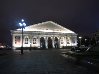 Moskova, Rusya - 06 Ekim 2016: Doğal gece Manezhnaya karesiyle aka Merkezi Moskova, Rusya modacı kare görüntülemek