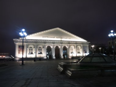 Moskova, Rusya - 06 Ekim 2016: Doğal gece Manezhnaya karesiyle aka Merkezi Moskova, Rusya modacı kare görüntülemek