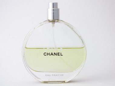 Paris, Fransa - 19 Ekim 2016: Chanel parfüm arka plan üzerinde.