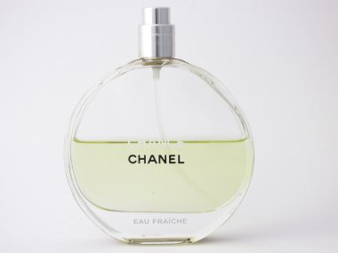 Paris, Fransa - 19 Ekim 2016: Chanel parfüm arka plan üzerinde.