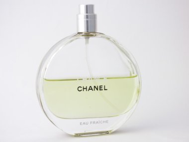 Paris, Fransa - 19 Ekim 2016: Chanel parfüm arka plan üzerinde.