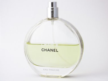 Paris, Fransa - 19 Ekim 2016: Chanel parfüm arka plan üzerinde.