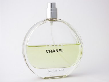 Paris, Fransa - 19 Ekim 2016: Chanel parfüm arka plan üzerinde.