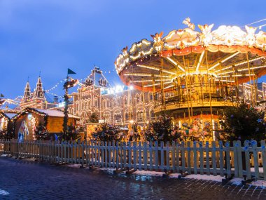 Moscow, Rusya Federasyonu - 29 Kasım 2016: Moskova yeni yıl ve Noel tatilleri için dekore edilmiştir. Kızıl Meydan üzerinde buz pateni pisti sakız