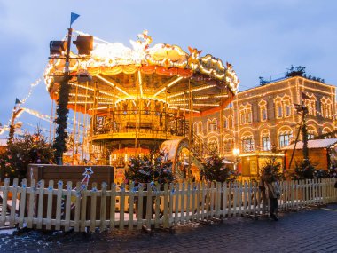 Moscow, Rusya Federasyonu - 29 Kasım 2016: Moskova yeni yıl ve Noel tatilleri için dekore edilmiştir. Kızıl Meydan üzerinde buz pateni pisti sakız