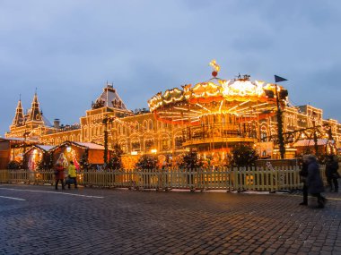 Moscow, Rusya Federasyonu - 29 Kasım 2016: Moskova yeni yıl ve Noel tatilleri için dekore edilmiştir. Kızıl Meydan üzerinde buz pateni pisti sakız