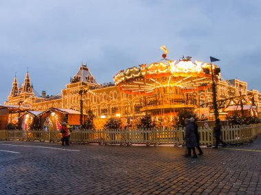 Moscow, Rusya Federasyonu - 29 Kasım 2016: Moskova yeni yıl ve Noel tatilleri için dekore edilmiştir. Kızıl Meydan üzerinde buz pateni pisti sakız