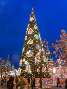 Moskova - 29 Kasım 2016: Noel ağacının yanında sakız (devlet evrensel Shop) kırmızı kare üzerinde bina.