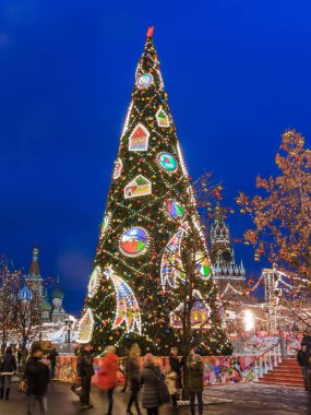 Moskova - 29 Kasım 2016: Noel ağacının yanında sakız (devlet evrensel Shop) kırmızı kare üzerinde bina.