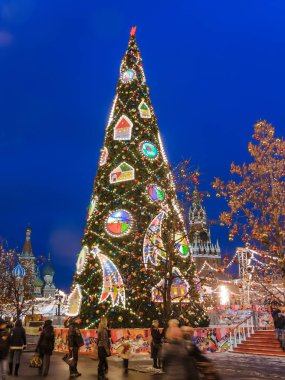 Moskova - 29 Kasım 2016: Noel ağacının yanında sakız (devlet evrensel Shop) kırmızı kare üzerinde bina.