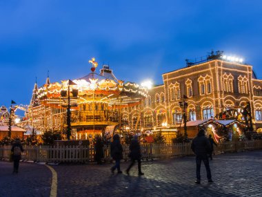 Moscow, Rusya Federasyonu - 29 Kasım 2016: Moskova yeni yıl ve Noel tatilleri için dekore edilmiştir. Kızıl Meydan üzerinde buz pateni pisti sakız