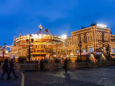 Moscow, Rusya Federasyonu - 29 Kasım 2016: Moskova yeni yıl ve Noel tatilleri için dekore edilmiştir. Kızıl Meydan üzerinde buz pateni pisti sakız