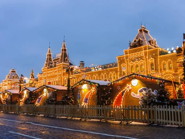 Moskou, Rusland - 29 November 2016: Moskou ingericht voor Nieuwjaar en Kerst vakantie. GOM ijsbaan op het Rode plein — Stockfoto