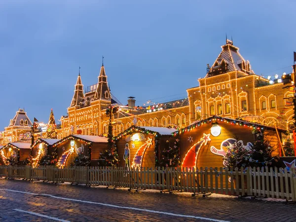 Moskou, Rusland - 29 November 2016: Moskou ingericht voor Nieuwjaar en Kerst vakantie. GOM ijsbaan op het Rode plein — Stockfoto
