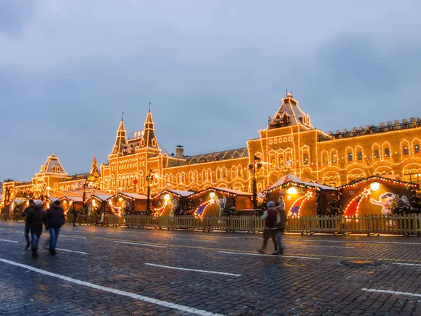 Москва, Російська Федерація - 29 листопада 2016: Москва оформлені новорічних та різдвяних свят. Ясен Ковзанка на Червоній площі — стокове фото