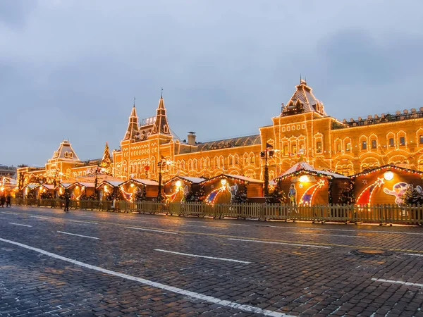 Moskou, Rusland - 29 November 2016: Moskou ingericht voor Nieuwjaar en Kerst vakantie. GOM ijsbaan op het Rode plein — Stockfoto