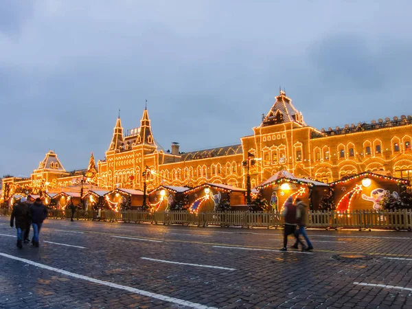莫斯科，俄罗斯-2016 年 11 月 29 日︰ 莫斯科为新年和圣诞节装饰。口香糖溜冰场上红场 — 图库照片