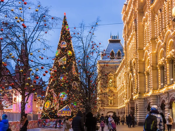 Moskou - 29 November 2016: kerstboom in de buurt van gebouw van gom (staat universele Shop) op het Rode plein. — Stockfoto