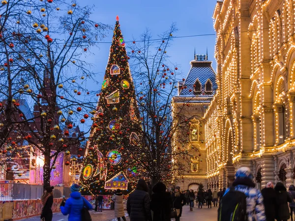 Moskau - 29. November 2016: Weihnachtsbaum in der Nähe des Gebäudes des Kaugummis (staatlicher Universalladen) auf dem Roten Platz. — Stockfoto