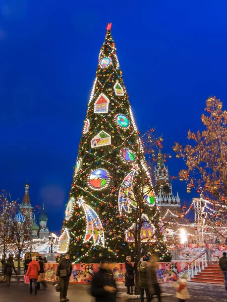 Moskou - 29 November 2016: kerstboom in de buurt van gebouw van gom (staat universele Shop) op het Rode plein. — Stockfoto